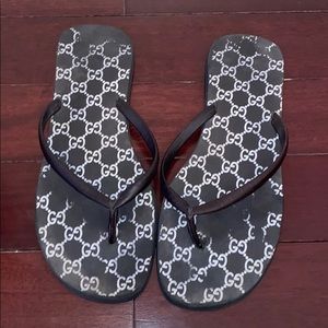Gucci used men’s logo flip flops size 10.5 -11